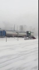 Empilement de véhicules sur une autoroute Verglacée dans le Michigan aux Etats-Unis !
