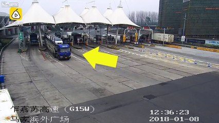 Ce camion emporte la guérite d'une autoroute au péage !