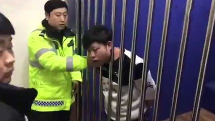 Un chinois s'est bloqué la tête entre les barreaux d'une cellule