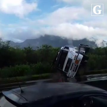 Acidente com caminhões na Rodovia do Contorno