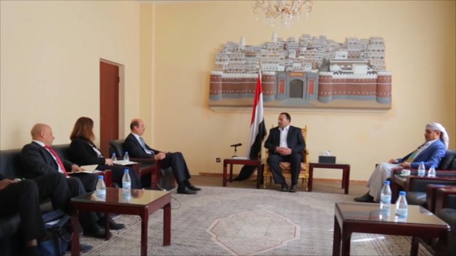 الحوثيون يهددون بقطع الملاحة في البحر الأحمر