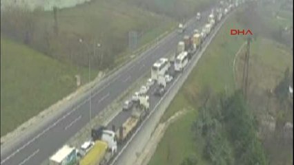 Tem Otoyolu'nda Hafriyat Kamyonu Devrildi: Yol Bir Süre Trafiğe Kapandı 3