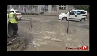 Metro çalışması sırasında su borusu patlayınca yollar göle döndü