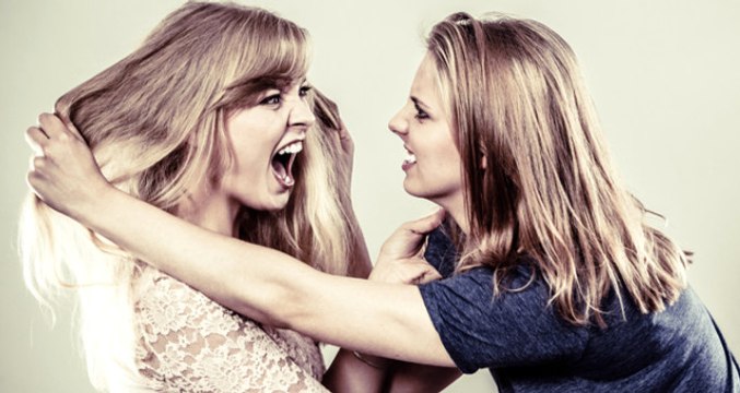 Babası ile Yatan Kadını Sokakta Yakaladı, Muşta ile Saldırıp Kanlar İçinde Bıraktı