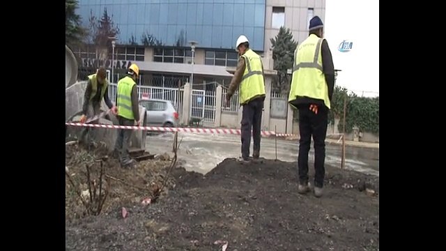 Metro çalışması sırasında su borusu patladı yollar göle döndü