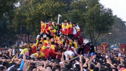 Barefoot Catholics throng icon in huge Philippine procession