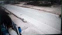 Otomobilin motosikletle çarpıştığı kaza güvenlik kamerasında - SAKARYA