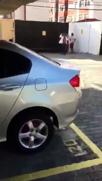 Un concierge surprend des voleurs en flagrant délit...