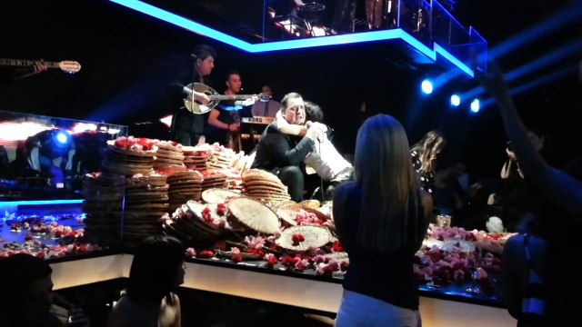 Ο Βασίλης Καρράς Δακρυσμένος στην Πίστα - Καλά που βρέχει | Που να γυρνάς - Live 2016 Teatro