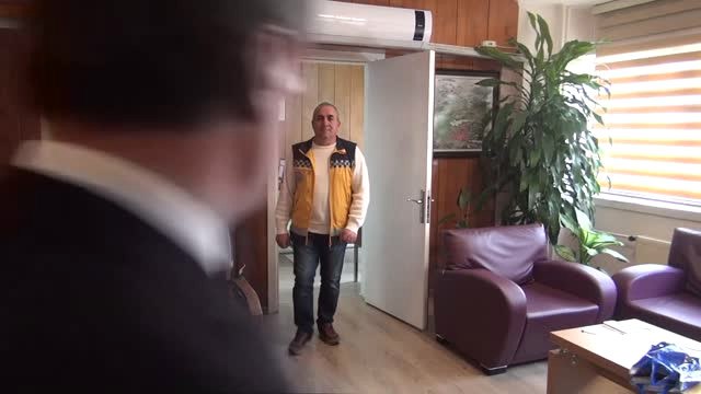 Hastayı Yatağına Kadar Sırtında Taşıyan Ambulans Şoförüne Plaket