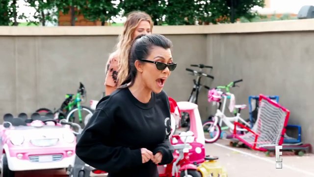 Khloe Kardashian Reveals Pregnancy To Her Family In This New 'KUWTK' Promo Watch & Try Not To Cry