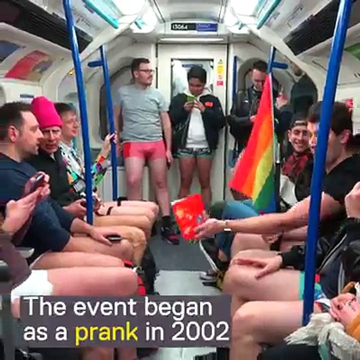 Metroya çıplak binmek