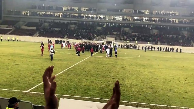 Χειροκροτήθηκε η ΑΕΛ παρά την ήττα (ΑΕΛ Ολυμπιακός 0-3 2017-18)