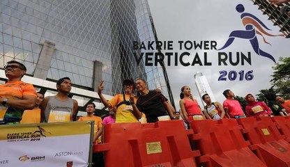 Serunya Lomba Lari Menaiki Gedung 49 Lantai