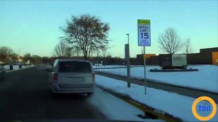 Etats-Unis : un policier demande à une voiture de s'arrêter pour une raison inexplicable, le conducteur n'est pas au bout de ses surprises ...