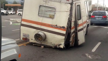 Il croise un camping-car vraiment dans un très sale état