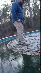 Homem tenta caminhar em cima de piscina coberta com gelo