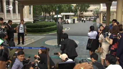 Premiê tailandês usa foto em tamanho real para não falar com a imprensa