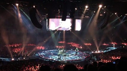 Video herunterladen: Muse - Interlude + Hysteria, Copenhagen Forum, Copenhagen, Denmark  6/9/2016