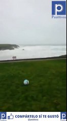 Mira cómo este futbolista desafió a la naturaleza y jugó con el huracán Eleanor
