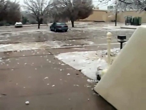 D'énormes blocs de glace chutent d'une tour de 500m de haut