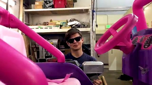 Le moteur électrique d'une Jeep Barbie remplacée par un moteur 250cc