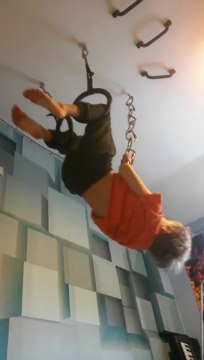 Un mur d'escalade installé dans un escalier par ce papa