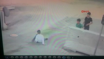 Elazığ Pantolunu Sensörlü Bariyere Sıkışan Çocuğun Panik Anları