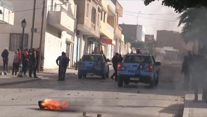 الشاهد يقر بصعوبة الاقتصاد التونسي ويشكك بدوافع الاحتجاج