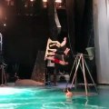 Ce mec fait un plongeon extraordinaire grâce à une balançoire placée dans une piscine