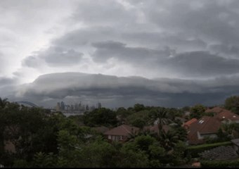 Télécharger la video: Timelapse Shows Storm Move Through Sydney