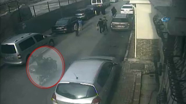 Yolda yürüyen kadına kapkaç şoku kamerada