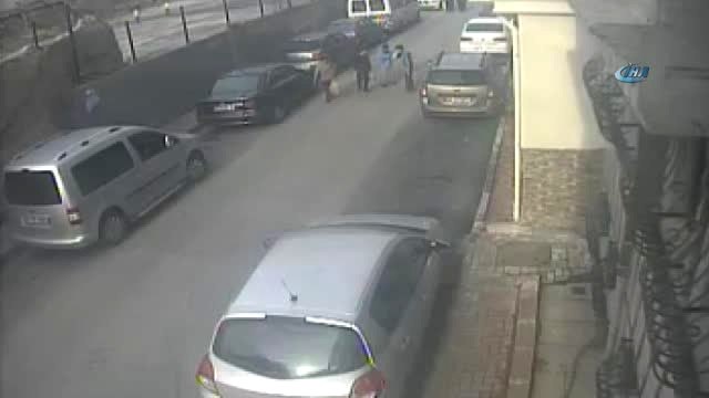 İstanbul-Özel)yolda Yürüyen Kadına Kapkaç Şoku Kamerada