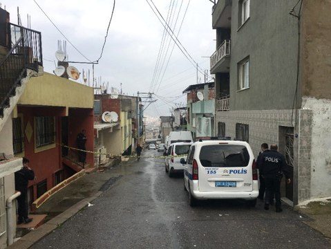 Cezaevi Firarisini Yakalamak İsteyen Polis, Yanlışlıkla Kendisini Vurdu