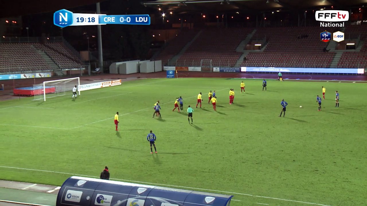 Coup franc lointain qui passe juste au dessus !