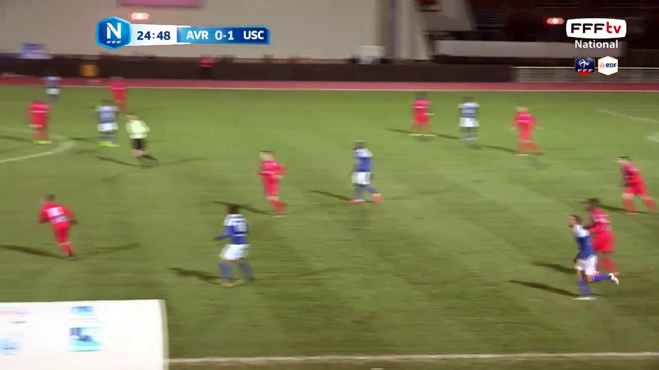Bonne action collective de Concarneau mais BEUVE sort bien pour intercepter le ballon.