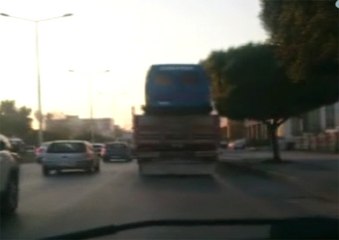 Kamyon Kasasına Jandarma Aracını Yükleyip Tehlike Saçtı