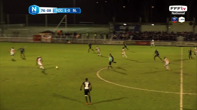 Le centre en retrait de MENDES trouve PANDOR mais sa frappe est complètement manquée.