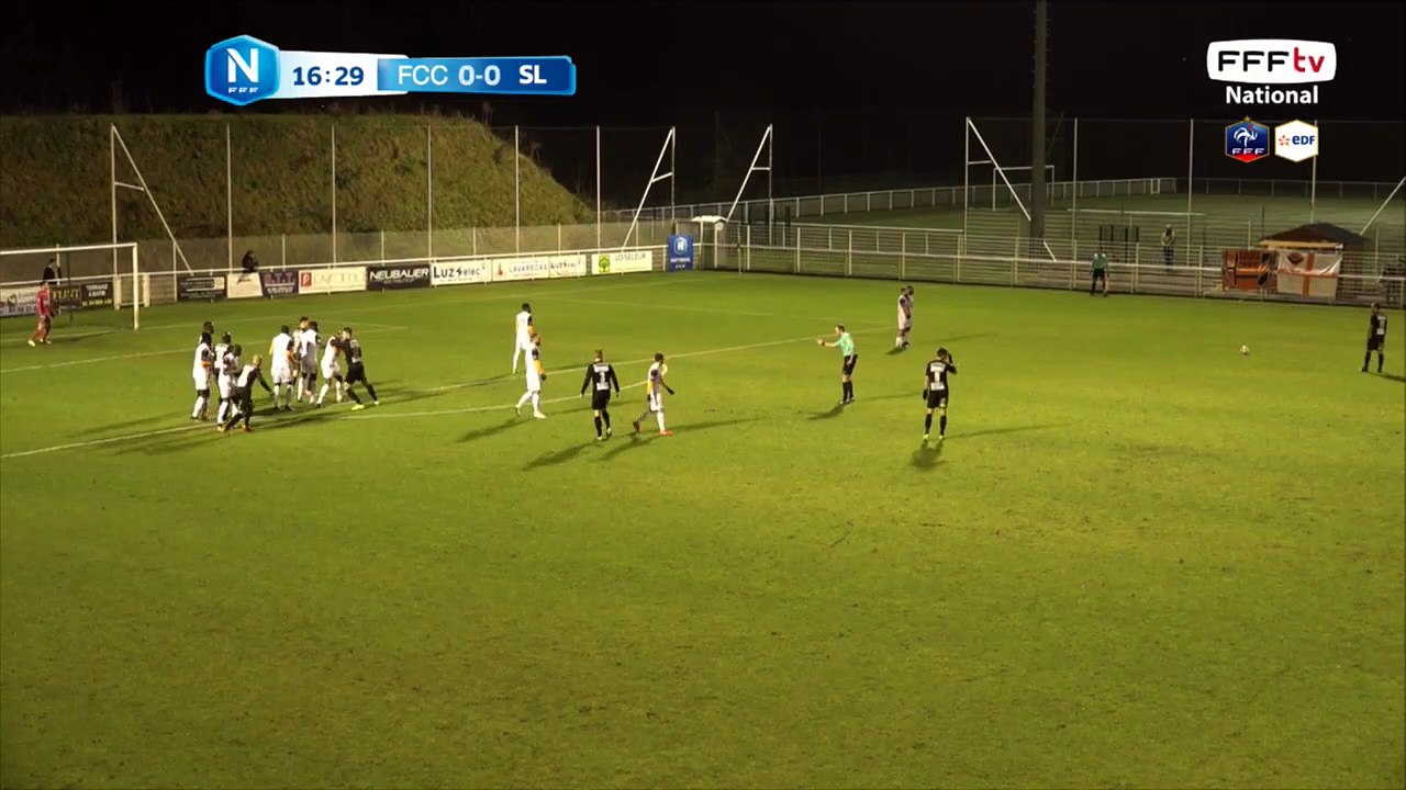 Coup franc très bien tiré mais repoussé par la défense de Laval.