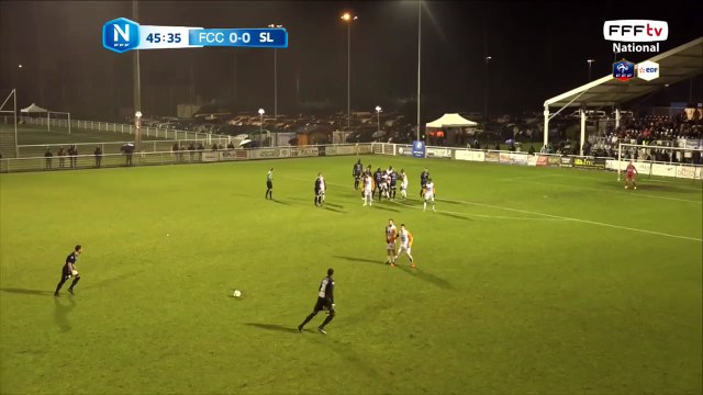 Coup franc bien tiré mais la frappe passe au dessus du cadre.