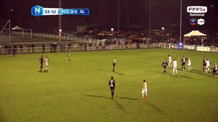 HELOISE reprend le coup franc de la tête mais ça passe au dessus du cadre.