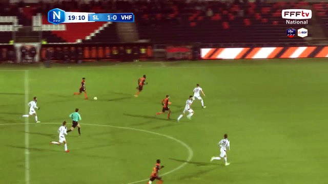 Le poteau pour Laval! NEYOU est décalé sur le côté mais sa frappe atterrit sur le poteau de PICHOT.