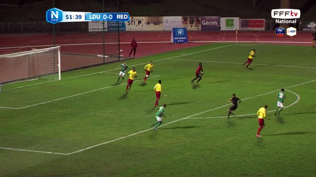 Le gardien lyonnais stoppe l'action rédoise