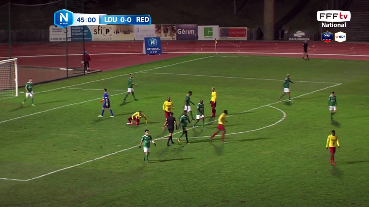 Coup franc lyonnais sorti par la défense rédoise