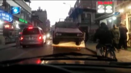 Otomobil üstüne otomobil yükledi...Şaşkına çeviren tehlikeli yolculuk kamerada