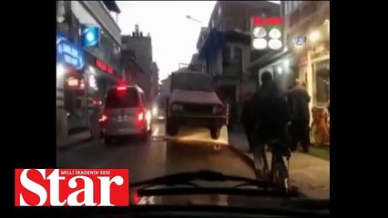 Otomobil üstüne otomobil yükledi...Şaşkına çeviren tehlikeli yolculuk kamerada
