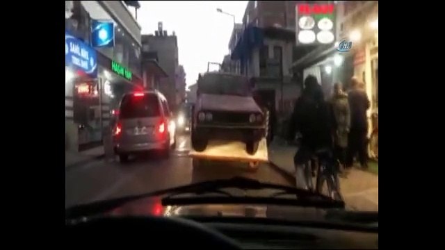 Otomobil üstüne otomobil yükledi...Şaşkına çeviren tehlikeli yolculuk kamerada