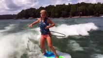 Cette surfeuse fait du Hula Hoop avec un cerceau en pleine vague !