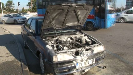 Eski model otomobil seyir halindeyken yandı