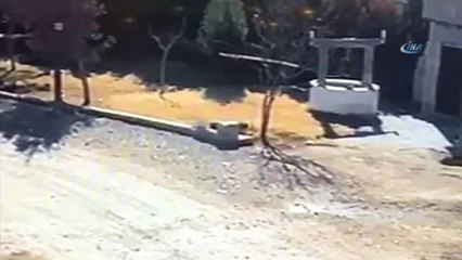 Üzerine Aydınlatma Direği Devrilen Minik Kızı Arkadaşları Böyle Kurtardı